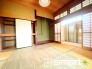 ～「和みの部屋」和室をご用意～
・ゴロンと寝転がったり、お子様のいるご家庭ではお子様を寝かしつけたり、などご活用いただける和室をご用意。
・やはり畳の香りは心が落ち着きますね。
