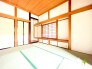 ～「和みの部屋」和室をご用意～
・ゴロンと寝転がったり、お子様のいるご家庭ではお子様を寝かしつけたり、などご活用いただける和室をご用意。
・やはり畳の香りは心が落ち着きますね。
