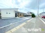 ～閑静な住宅街の立地～
・周辺は閑静な住宅街となっておりますので、静かな暮らしをご実現いただけます。
・前面道路の交通量も多くないので、小さなお子様がいるご家庭でもご安心ですね。
