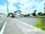 ～十分な広さのある前面道路～
・前面道路は約４ｍございますので、お車でのすれ違いも可能で余計なストレスがかかりません。
・日々お車での移動が多い方には大切なポイントですね。

