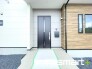 ～お住まいの顔「玄関」～
・玄関ドアの上にはもちろん軒がございますので、雨の日でも濡れずに鍵の開閉が可能です。
・鍵は防犯性に優れたディンプルキーを採用。
