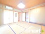 ～「和みの部屋」和室をご用意～
・ゴロンと寝転がったり、お子様のいるご家庭ではお子様を寝かしつけたり、などご活用いただける和室をご用意。
・やはり畳の香りは心が落ち着きますね。
