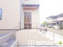 ～お住まいの顔「玄関」～
・玄関ドアの上にはもちろん軒がございますので、雨の日でも濡れずに鍵の開閉が可能です。
・鍵は防犯性に優れたディンプルキーを採用。
