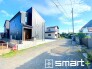 ～閑静な住宅街の立地～
・周辺は閑静な住宅街となっておりますので、静かな暮らしをご実現いただけます。
・前面道路の交通量も多くないので、小さなお子様がいるご家庭でもご安心ですね。
