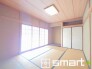 ～「和みの部屋」和室をご用意～
・ゴロンと寝転がったり、お子様のいるご家庭ではお子様を寝かしつけたり、などご活用いただける和室をご用意。
・やはり畳の香りは心が落ち着きますね。
