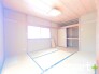 ～２面採光の明るいお部屋～
・和室は２面採光とする事で穏やかな陽の入る明るい空間となっております。
・くつろぎのプライベート時間を明るい空間で穏やかにお過ごしいただけます。
