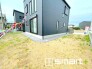 ～お庭もある余裕の敷地～
・広々した敷地にはお庭もご用意。お庭があるだけで余裕を感じますね。
・防草シートや人工芝の敷設などのオプションもお気軽にご相談くださいませ。
