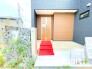 ～お住まいの顔「玄関」～
・玄関ドアの上にはもちろん軒がございますので、雨の日でも濡れずに鍵の開閉が可能です。
・鍵は防犯性に優れたディンプルキーを採用。
