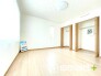 ～２面採光の明るいお部屋～
・洋室は２面採光とする事で穏やかな陽の入る明るい空間となっております。
・くつろぎのプライベート時間を明るい空間で穏やかにお過ごしいただけます。
