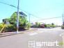 ～閑静な住宅街の立地～
・周辺は閑静な住宅街となっておりますので、静かな暮らしをご実現いただけます。
・前面道路の交通量も多くないので、小さなお子様がいるご家庭でもご安心ですね。
