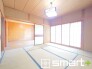 ～「和みの部屋」和室をご用意～
・ゴロンと寝転がったり、お子様のいるご家庭ではお子様を寝かしつけたり、などご活用いただける和室をご用意。
・やはり畳の香りは心が落ち着きますね。
