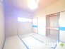 ～収納豊富な和室～
・各居室に備え付けの収納をご用意。タンスなどを置く場合と比べ出っ張らないので部屋の中を有効のご活用いただけます。
・収納の広さなどぜひ現地でご確認くださいませ。
