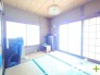 ～２面採光の明るいお部屋～
・和室は２面採光とする事で穏やかな陽の入る明るい空間となっております。
・くつろぎのプライベート時間を明るい空間で穏やかにお過ごしいただけます。
