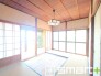 ～「和みの部屋」和室をご用意～
・ゴロンと寝転がったり、お子様のいるご家庭ではお子様を寝かしつけたり、などご活用いただける和室をご用意。
・やはり畳の香りは心が落ち着きますね。
