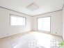 ～２面採光の明るいお部屋～
・和室は２面採光とする事で穏やかな陽の入る明るい空間となっております。
・くつろぎのプライベート時間を明るい空間で穏やかにお過ごしいただけます。
