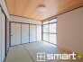 ～「和みの部屋」和室をご用意～
・ゴロンと寝転がったり、お子様のいるご家庭ではお子様を寝かしつけたり、などご活用いただける和室をご用意。
・やはり畳の香りは心が落ち着きますね。
