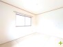 ～２面採光の明るいお部屋～
・和室は２面採光とする事で穏やかな陽の入る明るい空間となっております。
・くつろぎのプライベート時間を明るい空間で穏やかにお過ごしいただけます。

