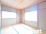 ～多用途に活躍する和室空間～
・落ち着きのある和室は、来客時の客間やお子様の遊び場、寝室など多目的にご利用いただけます。
・畳のやわらかな感触が、日々の暮らしに安らぎを与えてくれます。
