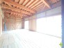 ～穏やかな陽の入るＬＤＫ～
・大きな窓のあるＬＤＫは陽当りも良好で明るい空間となっております。
・ご家族団らんなど過ごす時間の多いＬＤＫが明るいのは嬉しいポイントですね。
