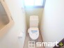 ～清潔感のあるトイレ～
・落ち着いた空間にまとめられたトイレで、快適にご利用いただけます。
・毎日使う場所として、清潔感と使いやすさに配慮した仕様です。