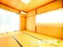 ～２面採光の明るいお部屋～
・和室は２面採光とする事で穏やかな陽の入る明るい空間となっております。
・くつろぎのプライベート時間を明るい空間で穏やかにお過ごしいただけます。
