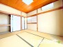 ～収納豊富な洋室～
・各居室に備え付けの収納をご用意。タンスなどを置く場合と比べ出っ張らないので部屋の中を有効のご活用いただけます。
・収納の広さなどぜひ現地でご確認くださいませ。
