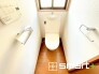 ～やはり便利なタンク式トイレ～
・最近はタンクレストイレもございますが、タンク式の場合は停電時もお水を流すことが可能。
・故障時なども比較的費用が安くなるなど、メリットが多くなります。
