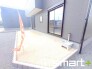 ～お庭もある余裕の敷地～
・広々した敷地にはお庭もご用意。お庭があるだけで余裕を感じますね。
・防草シートや人工芝の敷設などのオプションもお気軽にご相談くださいませ。
