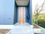 ～お住まいの顔「玄関」～
・玄関ドアの上にはもちろん軒がございますので、雨の日でも濡れずに鍵の開閉が可能です。
・鍵は防犯性に優れたディンプルキーを採用。
(１号棟)