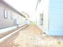 ～お庭もある余裕の敷地～
・広々した敷地にはお庭もご用意。お庭があるだけで余裕を感じますね。
・防草シートや人工芝の敷設などのオプションもお気軽にご相談くださいませ。
