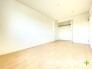 ～収納豊富な洋室～
・各居室に備え付けの収納をご用意。タンスなどを置く場合と比べ出っ張らないので部屋の中を有効のご活用いただけます。
・収納の広さなどぜひ現地でご確認くださいませ。

