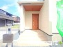 ～お住まいの顔「玄関」～
・玄関ドアの上にはもちろん軒がございますので、雨の日でも濡れずに鍵の開閉が可能です。
・鍵は防犯性に優れたディンプルキーを採用。
