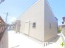 ～閑静な住宅街の立地～
・周辺は閑静な住宅街となっておりますので、静かな暮らしをご実現いただけます。
・前面道路の交通量も多くないので、小さなお子様がいるご家庭でもご安心ですね。
(２号棟)