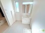 ～人気の三面鏡を採用～
・洗面台は三面鏡仕様なので鏡の角度を変える事で頭の後ろの方までご確認可能です。
・鏡の裏が収納になっておりますので、洗面台周りもスッキリと片付きます。
