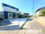 ～閑静な住宅街の立地～
・周辺は閑静な住宅街となっておりますので、静かな暮らしをご実現いただけます。
・前面道路の交通量も多くないので、小さなお子様がいるご家庭でもご安心ですね。
