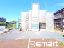 ～十分な広さのある前面道路～
・前面道路は約５ｍございますので、お車でのすれ違いも楽々で余計なストレスがかかりません。
・日々お車での移動が多い方には大切なポイントですね。
