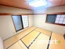 ～２面採光の明るいお部屋～
・和室は２面採光とする事で穏やかな陽の入る明るい空間となっております。
・くつろぎのプライベート時間を明るい空間で穏やかにお過ごしいただけます。
