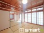 ～２面採光の明るいお部屋～
・和室は２面採光とする事で穏やかな陽の入る明るい空間となっております。
・くつろぎのプライベート時間を明るい空間で穏やかにお過ごしいただけます。
