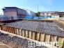 1号棟 ～ベタ基礎でしっかりとした土台～
・コンクリートの中に鉄筋を配し強度を高めた「ベタ基礎」を採用。
・しっかりとした土台を造ったうえで、その上に建物が築造されていきます。
