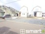 Ｂ号棟 ～閑静な住宅街の立地～
・周辺は閑静な住宅街となっておりますので、静かな暮らしをご実現いただけます。
・前面道路の交通量も多くないので、小さなお子様がいるご家庭でもご安心ですね。
