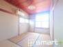 ～２面採光の明るいお部屋～
・和室は２面採光とする事で穏やかな陽の入る明るい空間となっております。
・くつろぎのプライベート時間を明るい空間で穏やかにお過ごしいただけます。

