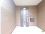 ～お住まいの顔「玄関」～
・玄関ドアの上にはもちろん軒がございますので、雨の日でも濡れずに鍵の開閉が可能です。
・鍵は防犯性に優れたディンプルキーを採用。
(１号棟)