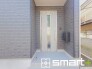 ～お住まいの顔「玄関」～
・玄関ドアの上にはもちろん軒がございますので、雨の日でも濡れずに鍵の開閉が可能です。
・鍵は防犯性に優れたディンプルキーを採用。
（６号棟）