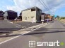 ～閑静な住宅街の立地～
・周辺は閑静な住宅街となっておりますので、静かな暮らしをご実現いただけます。
・前面道路の交通量も多くないので、小さなお子様がいるご家庭でもご安心ですね。
