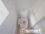 ～窓付きの明るいトイレ～
・使用後や掃除の際に窓を開ければ、外からの新鮮な空気を取り込み素早く換気ができます。
・埋め込み収納付きでストックや掃除用具もスッキリ片付きますね。
