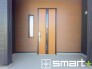 ～お住まいの顔「玄関」～
・玄関ドアの上にはもちろん軒がございますので、雨の日でも濡れずに鍵の開閉が可能です。
・鍵は防犯性に優れたディンプルキーを採用。
(１号棟)