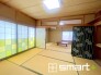 ～「和みの部屋」和室をご用意～
・ゴロンと寝転がったり、お子様のいるご家庭ではお子様を寝かしつけたり、などご活用いただける和室をご用意。
・やはり畳の香りは心が落ち着きますね。
