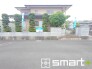 ～閑静な住宅街の立地～
・周辺は閑静な住宅街となっておりますので、静かな暮らしをご実現いただけます。
・前面道路の交通量も多くないので、小さなお子様がいるご家庭でもご安心ですね。
