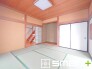 ～「和みの部屋」和室をご用意～
・ゴロンと寝転がったり、お子様のいるご家庭ではお子様を寝かしつけたり、などご活用いただける和室をご用意。
・やはり畳の香りは心が落ち着きますね。
