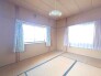～２面採光の明るいお部屋～
・和室は２面採光とする事で穏やかな陽の入る明るい空間となっております。
・くつろぎのプライベート時間を明るい空間で穏やかにお過ごしいただけます。
